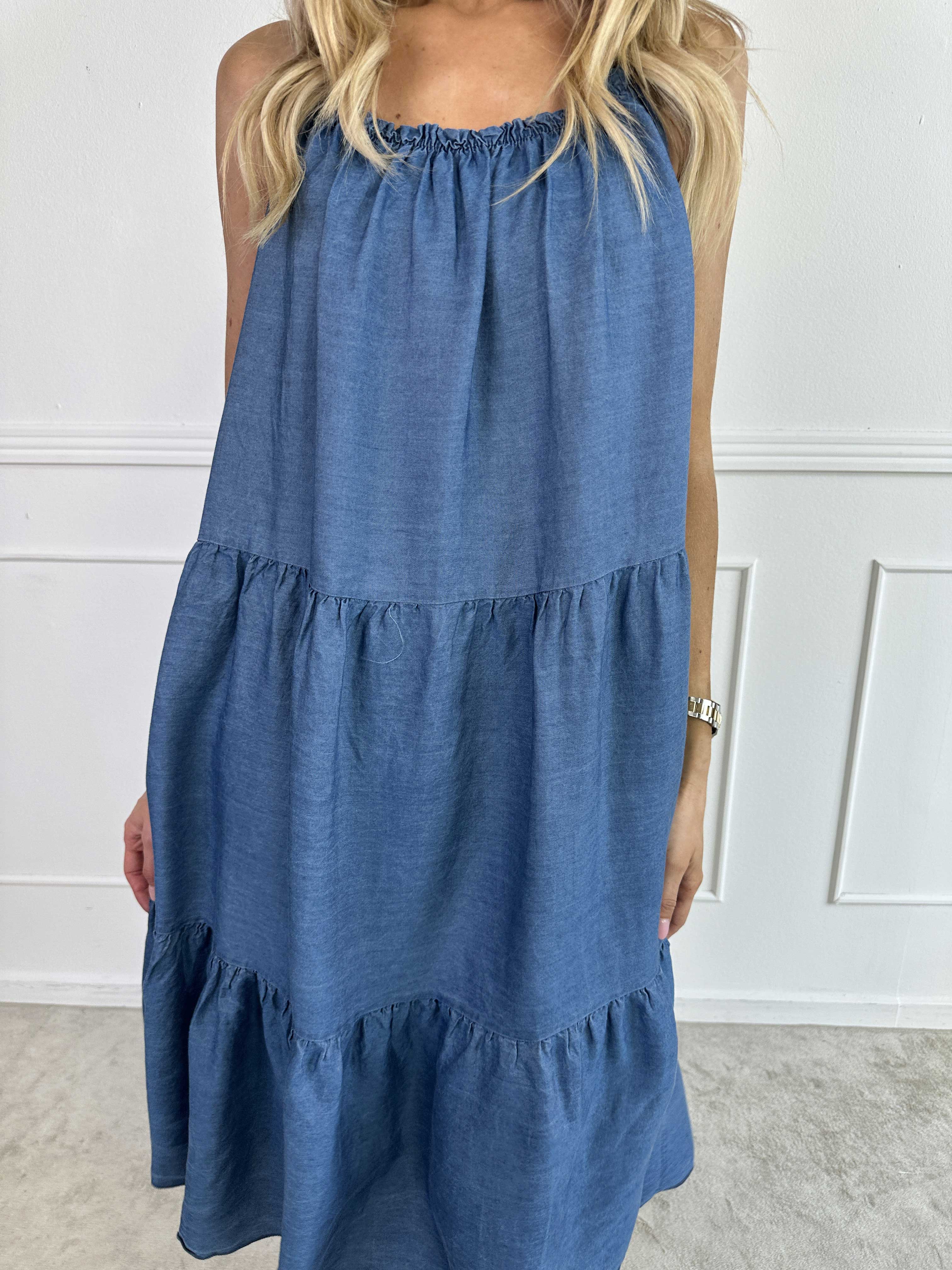 Lyla - Lang lag på lag stropkjole i denim